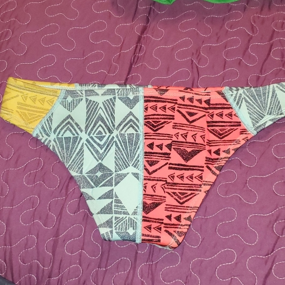 Billabong bikini style wetsuit bottom - Picture 3 of 3